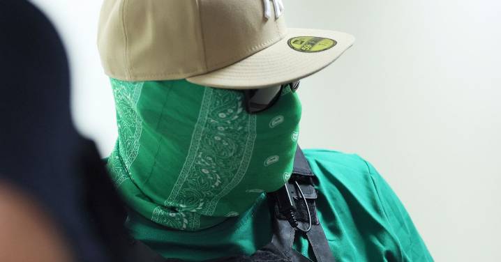 FBI Warns of Criminals Posing as ICE, Urges Agents to ID Themselves