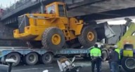 Tráiler queda atascado bajo puente peatonal Balta y genera gran congestión en la Vía de Evitamiento 