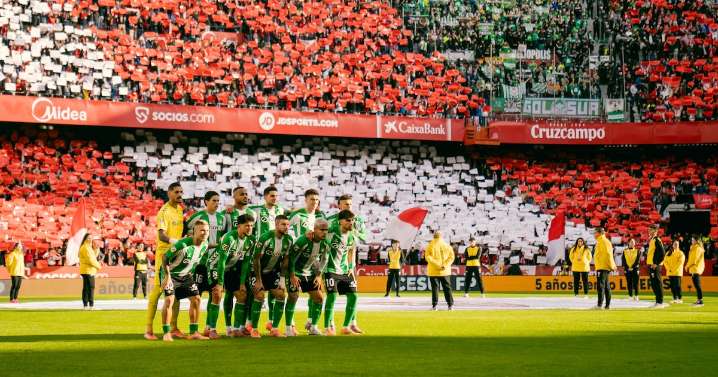 “Temporalmente suspendido”: serios incidentes interrumpen derbi entre Sevilla de Alexis Sánchez y Betis de Pellegrini