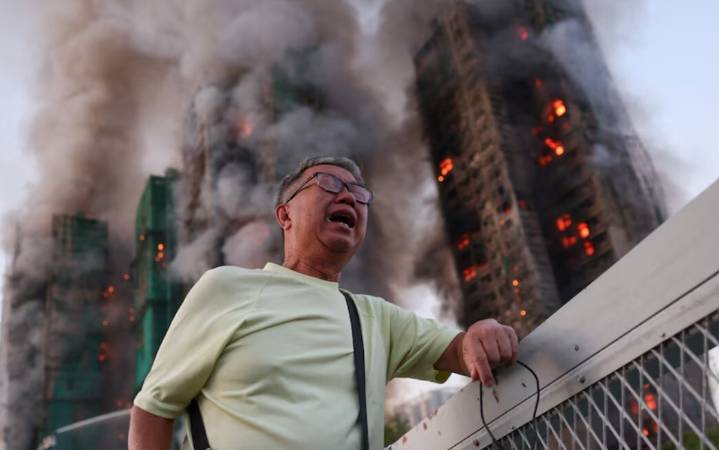 Van 13 muertos en incendio de edificio en Hong Kong
