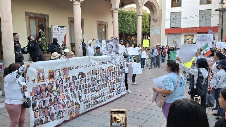 Mujeres buscadoras y jóvenes estudiantes encabezan marcha por La Paz en Salamanca.