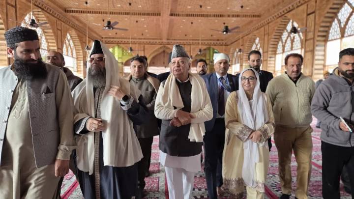 Governor of Bihar Arif Khan pays obeisance at Dargah Hazratbal