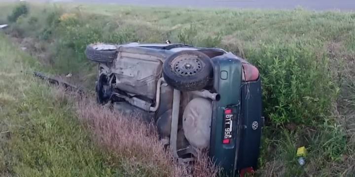 Choque y vuelco en la Ruta 8 a la altura de Exaltación de la Cruz: hay dos heridos, uno de gravedad