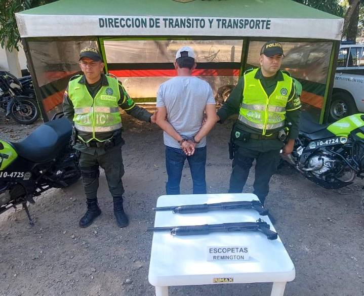 Por llevar dos escopetas en un camión fue capturado