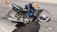 Una moto chocó de atrás a un tractor y terminó aplastada