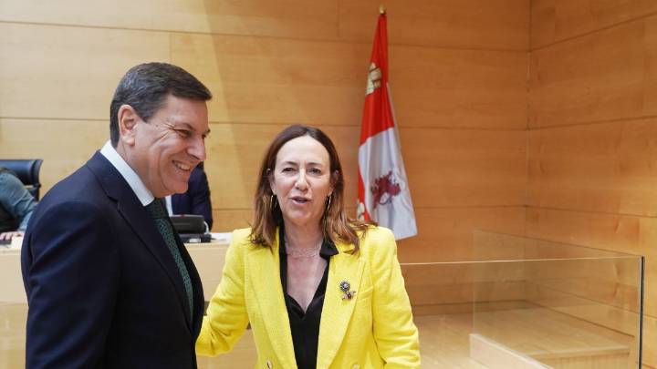 El PSOE sentencia que Mañueco “está acabado” y Vox remacha que las cuentas "son pura estrategia electoral”