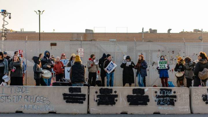 Reunión en Broadview se interrumpe por enfrentamientos con manifestantes frente a un centro de detención del ICE