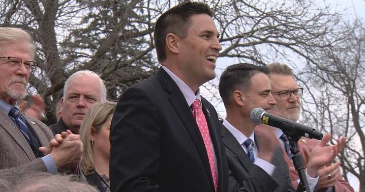 "Claytons' Law" calls for english requirement, citizenship verification for Illinois licenses