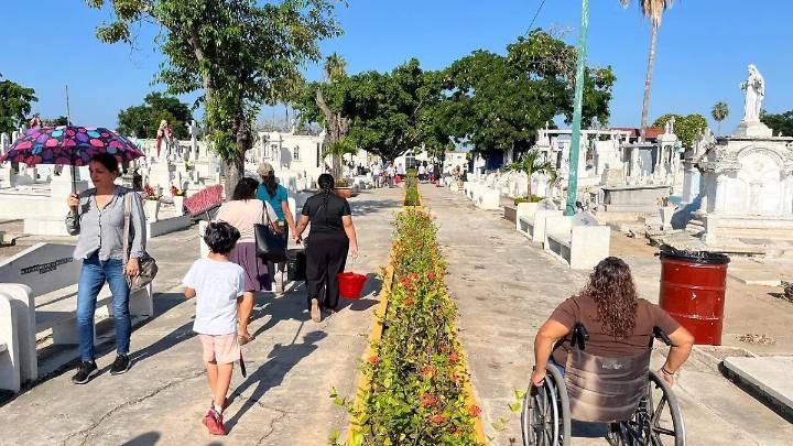 Los panteones lucen llenos de vida este Día de Muertos en Mazatlán