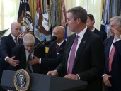 Susto en la Casa Blanca: un alto ejecutivo de un laboratorio se desmayó durante una conferencia de Trump en el Salón Oval