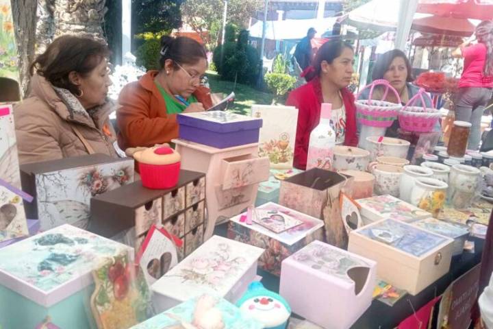 ¿Qué venden? Emprendedoras buscan espacio permanente en la plaza de Atotonilco el Grande