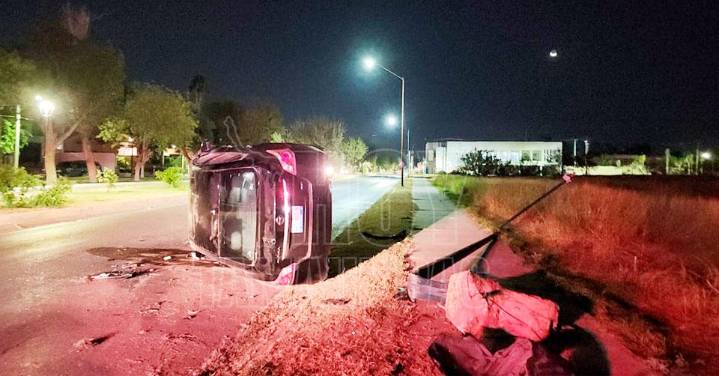 Abandonan auto tras chocar y volcar contra poste en Nuevo Laredo