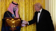 "Quizás la próxima vez": Príncipe heredero saudí bromea sobre llevar traje en siguiente visita a Trump (VIDEO)