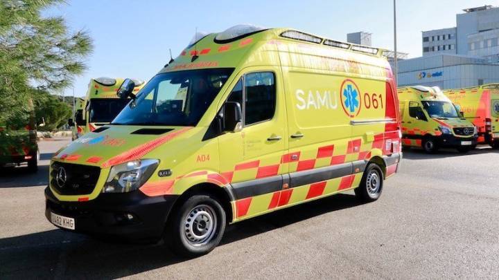 Muere un hombre al caer de espaldas desde un muro en el exterior de Urgencias