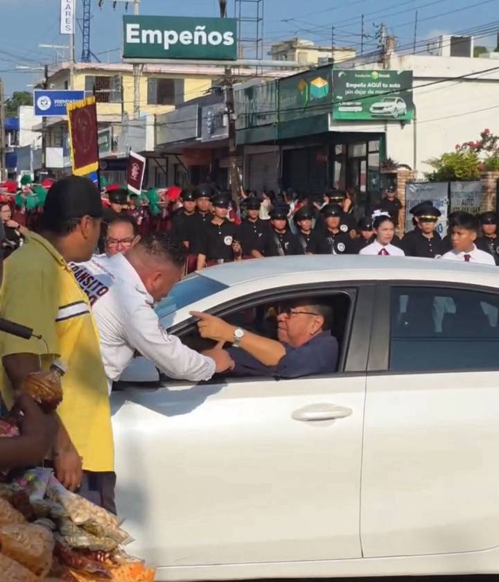 Conductor invade con su vehículo los contingentes durante desfile en Madero