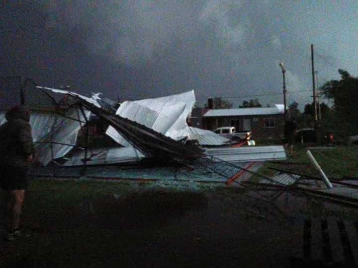 Granizo, techos volados y un auto aplastado en Bolívar por un violento temporal: "Fue un milagro que no haya heridos"