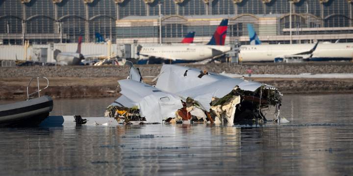 Accidente aéreo de Washington: el responsable de la torre de control reveló qué hubiera cambiado de aquella noche