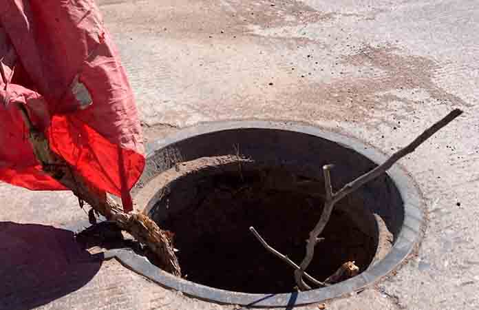 Roban tapa de coladera en Villa de Pozos