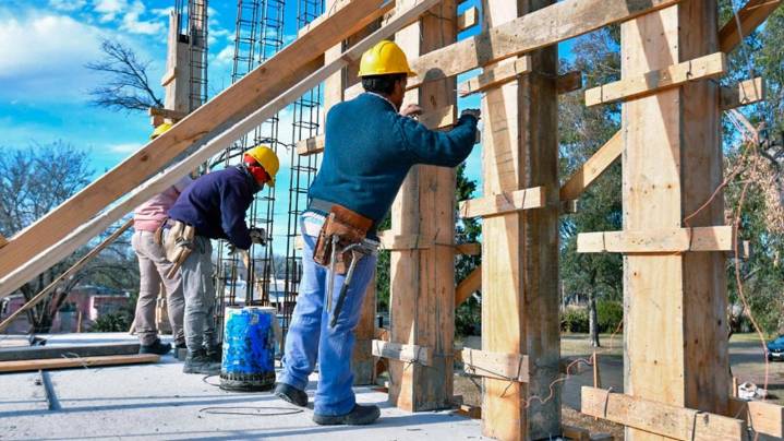 Un modelo que ajusta, fragmenta y endeuda, esta película ya la vimos