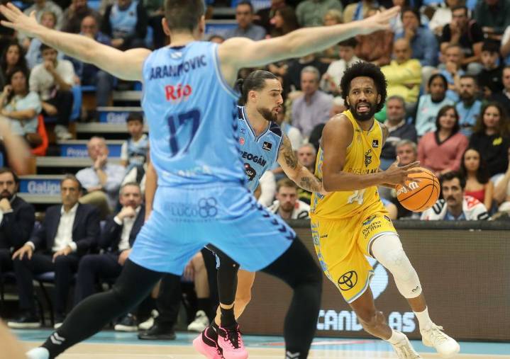 El Gran Canaria atraviesa el río ante el Breogán y se asoma a la zona noble de la ACB (81