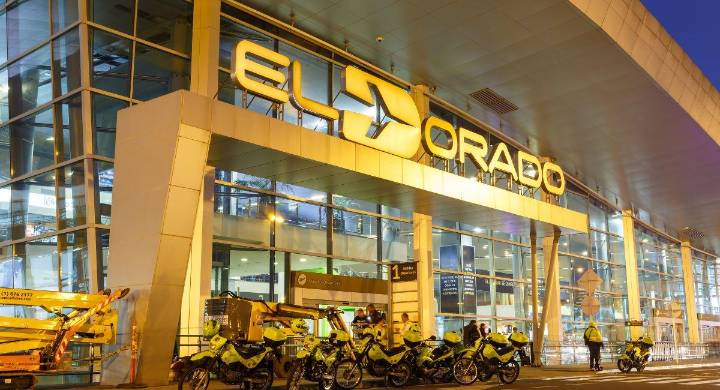 Aeropuerto El Dorado encharcado y lagunas en las vías de Bogotá por granizada de miedo