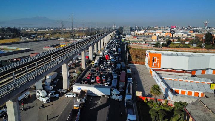 Los campesinos y los transportistas bloquean carreteras de todo el país en su demanda de precios justos y seguridad