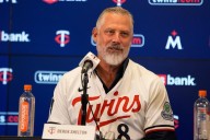 Derek Shelton aprovechó que los Piratas lo despidieran para postularse con los Mellizos