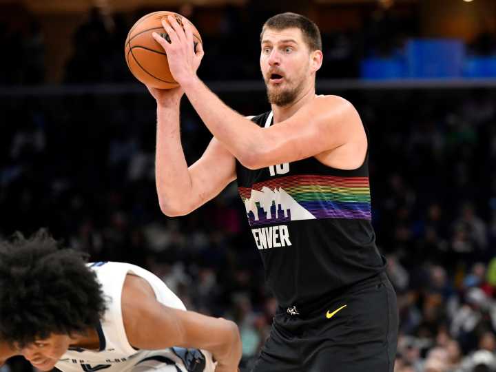 Con un triple desde la mitad de la cancha y números top, Jokic le dio la victoria a unos Nuggets que siguen prendidos en la NBA
