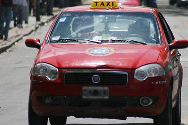 Taxistas piden trabajar para las fiestas sin reducción horaria "Somos un servicio esencial"
