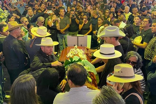 Cientos despiden a Carlos Manzo en funeral público en Uruapan