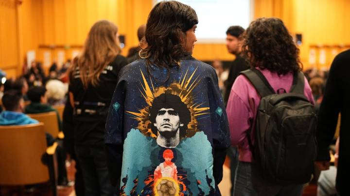 Universidad argentina abre sus aulas para estudiar a Maradona