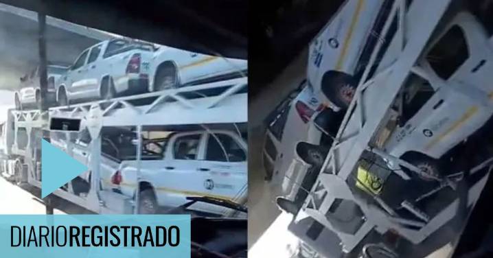 Un camión mosquito cargado de camionetas quedó atascado en un puente en plena panamericana