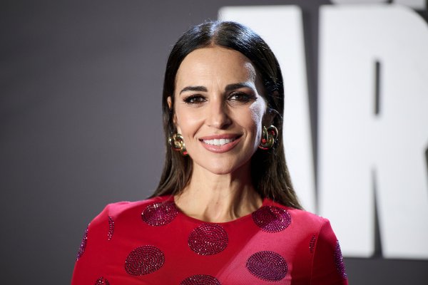 La falda mini y con lazo de Paula Echevarría es la tendencia más elegante de las navidades