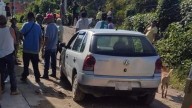 Pobladores detienen y amarran a presunta ladrona a poste en Atlixco