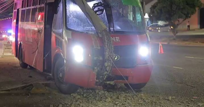 Reportan 5 lesionados tras Choque de camión contra poste de CFE en Hermosillo