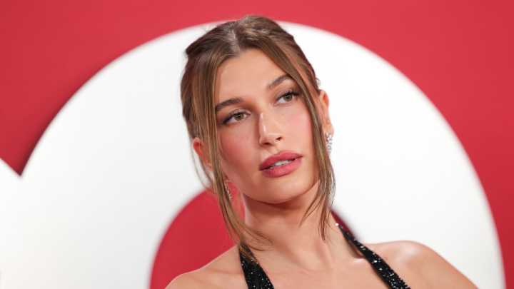 Hailey Bieber estrena las ‘glazed donut french’: las uñas navideñas con efecto cat eye que dominarán diciembre