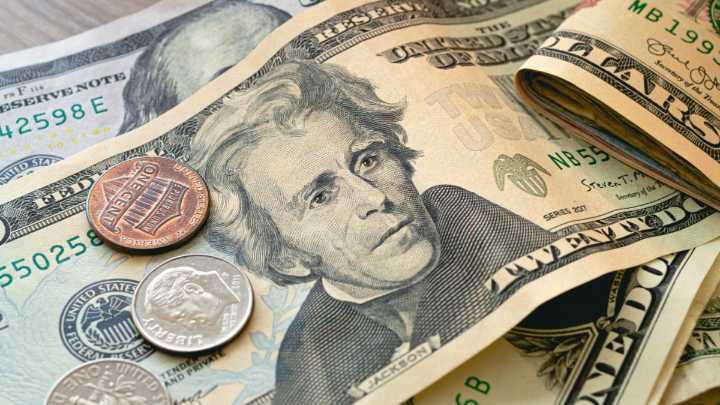 El dólar se cotiza por debajo de los $3.700, su nivel más bajo desde 2022: a quién beneficia y a quién afecta, según los analistas