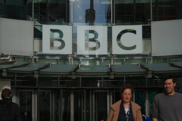 La BBC pide disculpas a Trump pero rechaza compensarle económicamente por su error