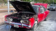 El incendio de un Ford Taunus en la Costanera provocó cortes de tránsito y el trabajo de Bomberos