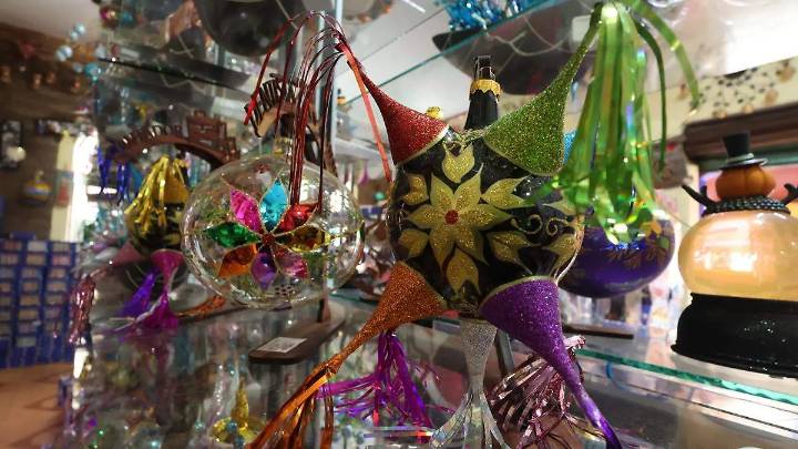 Venden artesanos de Chignahuapan menos esferas en 2025 pese a la afluencia turística