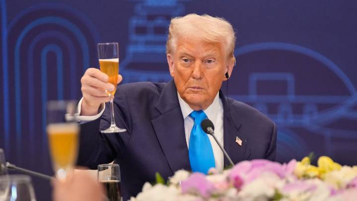 Trump says low-and middle-income Americans will get $2,000 dividend from tariff revenue