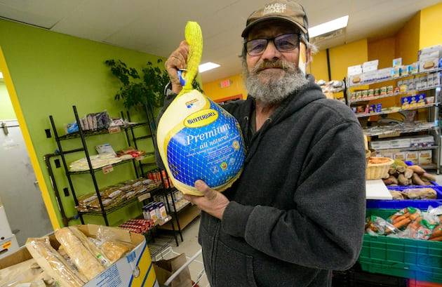 Who is to blame for cheaper Thanksgiving dinner yet rising costs of living? Neither side, apparently