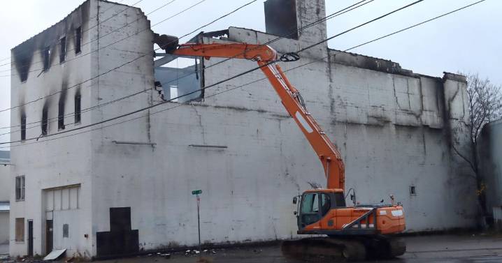 2 injured, rescued from West Side building fire; structure being torn down