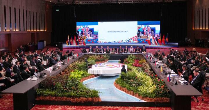 US defense chief vows to 'stoutly defend' Indo-Pacific interests in talks with China