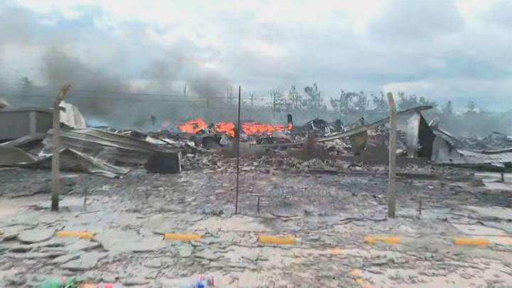 El intendente de Ezeiza confirmó que el humo no es tóxico y que dejarán que el fuego se apague solo