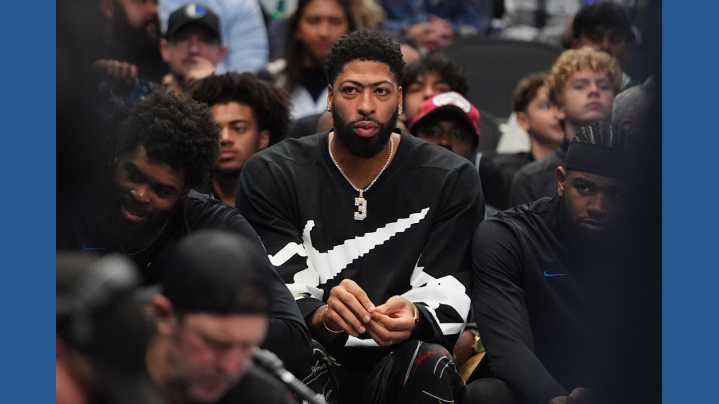 Mavs' Anthony Davis returns from 14-game absence to face Lakers in LA for first time since trade