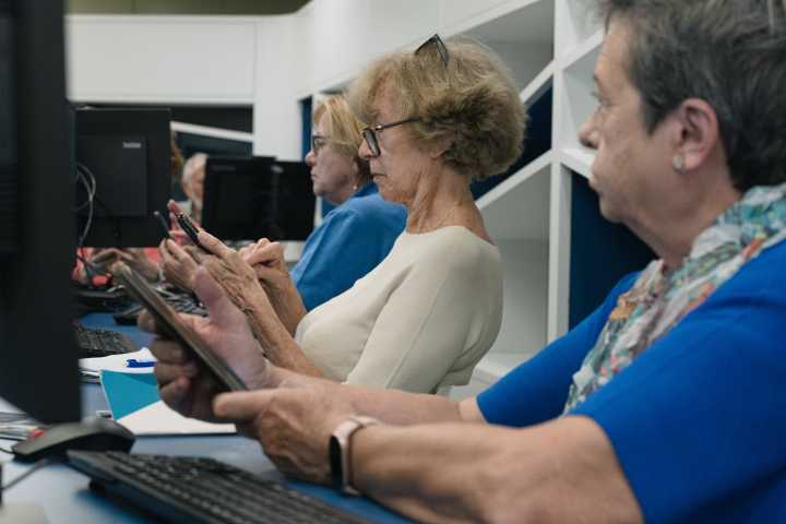 Blanca, Inma y José Luis, tres mayores de 60 a los que les ha cambiado la vida un curso de competencias digitales