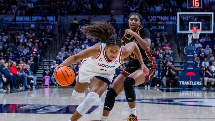 UConn women’s season-high 25 steals help No. 1 Huskies beat Loyola Chicago 85