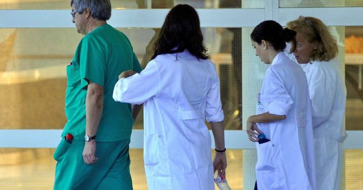 Andalucía propone prorrogar la jubilación de los médicos a los 72 años para paliar la falta de personal