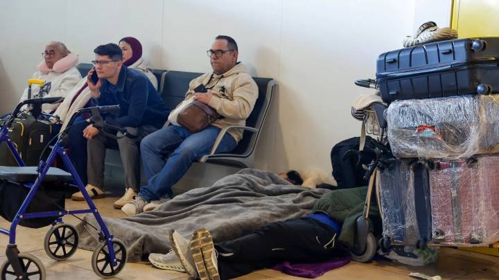 Venezuela suspende los vuelos al país de Iberia y otras 5 aerolíneas: estos son los derechos de los pasajeros